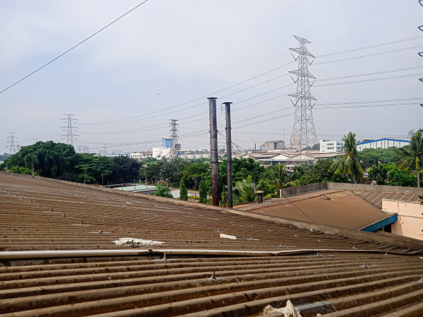 工厂屋顶烟囱的照片图片下载