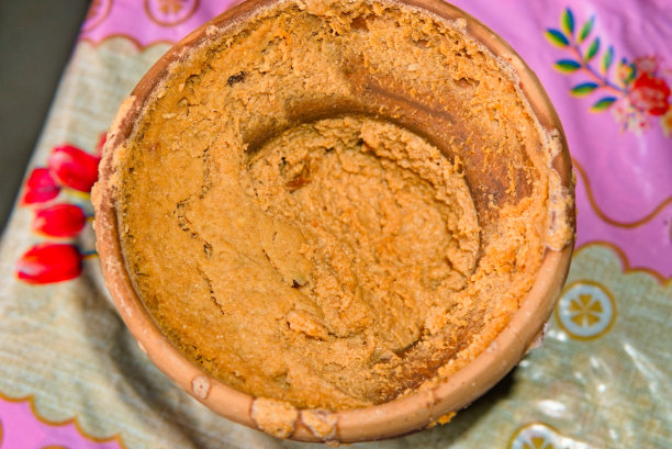 在陶罐中保存的甜凝乳沙漠的静态图片图片下载