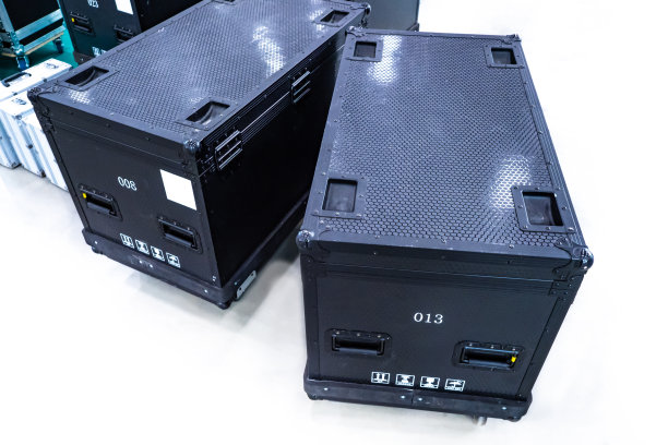 音乐会盒子。用于运输布景和音乐会设备的箱子。舞台设备的箱子。乐器的装运箱。音乐会的活动。展览的组织。图片下载