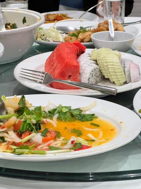 一张桌子的照片，上面放着一盘盘的食物和一碗的食物。图片下载