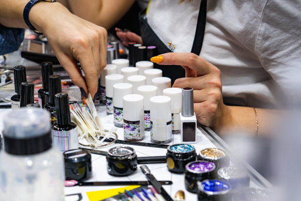 女性选择指甲油图片下载