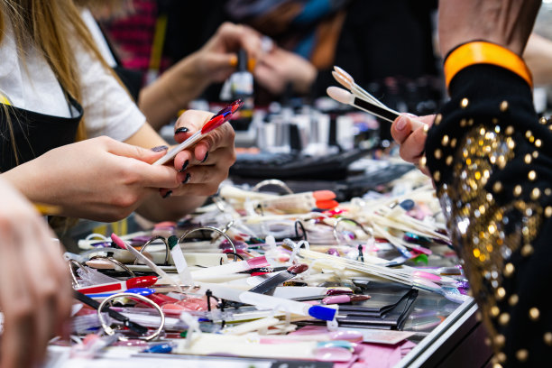 女性选择指甲油图片下载