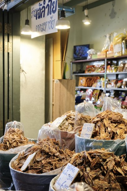 曼谷湄南河沿岸的一个市场摊位上出售的干鱿鱼图片下载