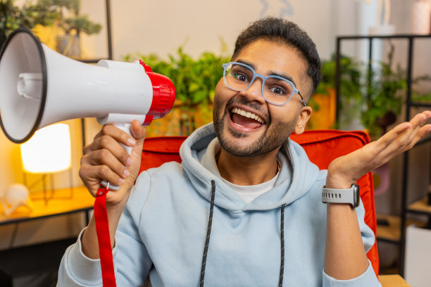 印度人拿着扩音器，大声宣布新闻，大声宣布广告促销图片下载