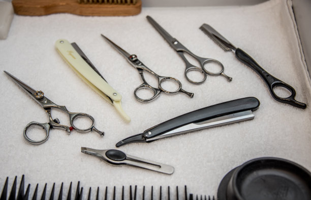 理发工具的集合，包括剪刀、剃刀和梳子图片下载