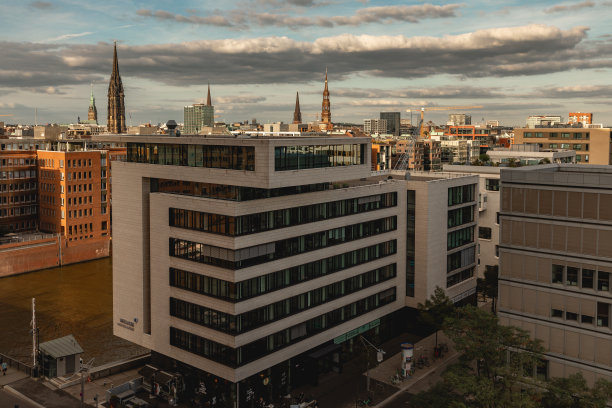 汉堡港城区的Speicherstadt。德国风景，德国旅行摄影。易北河与商业码头的照片。夕阳和天空，傍晚的好天气。港口的船只和建筑。图片下载