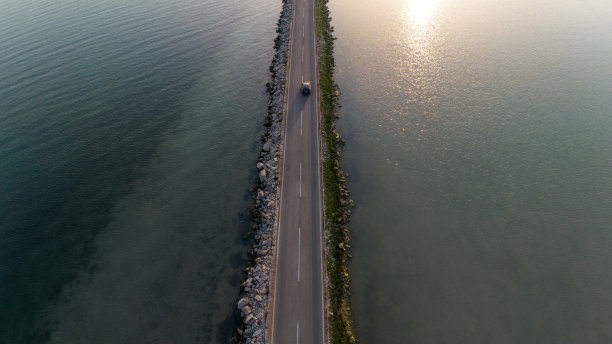 下午晚些时候，一辆汽车在泻湖上行驶的航拍照片图片下载