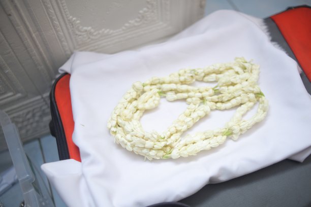 在托盘上的茉莉花项链的特写照片。图片下载