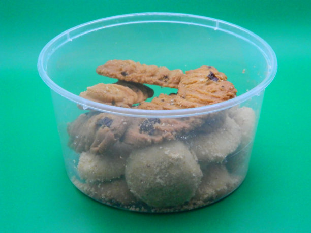 通常在开斋节或宰牲节期间供应的传统蛋糕或绿色背景菜肴的微距照片或特写照片图片下载