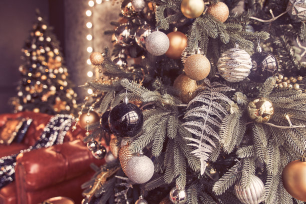 节日的冬日背景，装饰的模板。有地方可以复制。圣诞节假期的概念。冷杉树枝上的金球。高质量照片图片下载