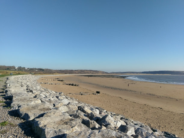 斯旺西湾海滩，沙滩，大海，岩石和蓝天的照片图片下载