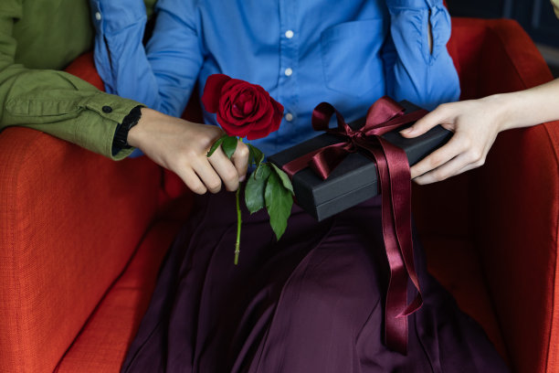 母亲节(Anneler Günü)礼物，孩子们给母亲的礼物背景照片，伊斯坦布尔，土耳其(土耳其)图片下载