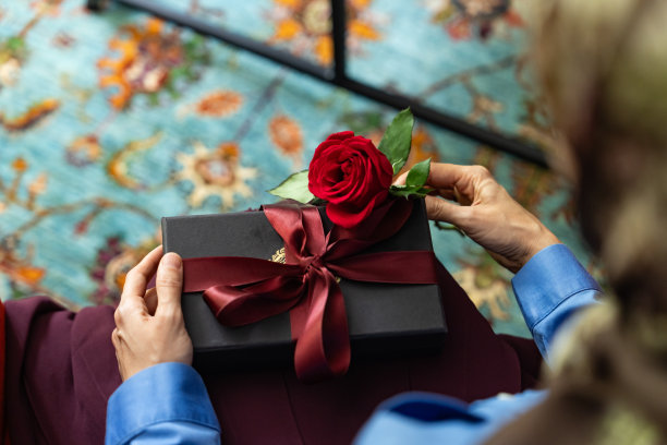 母亲节(Anneler Günü)礼物，孩子们给母亲的礼物背景照片，伊斯坦布尔，土耳其(土耳其)图片下载