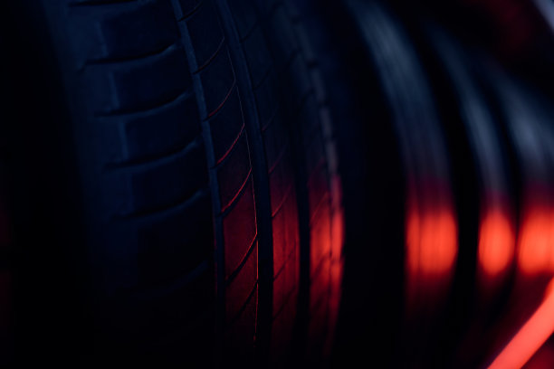 汽车轮胎背景图片用红灯点亮图片下载
