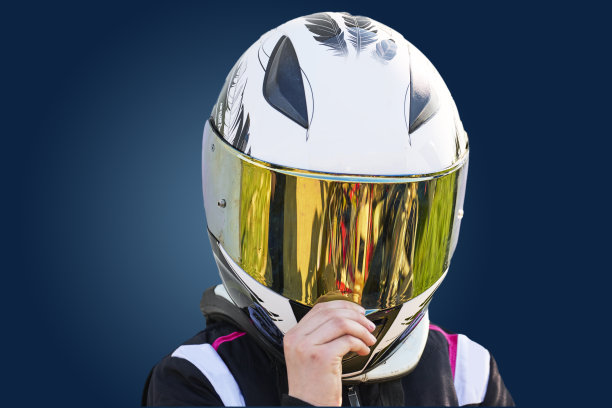 戴着安全帽玩卡丁车图片下载