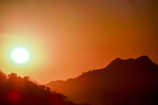 夕阳在山间，数码照片的画面作为背景图片下载