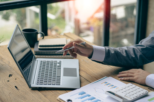 商人分析公司财务报告，资产负债表，处理文档图表保存股票市场照片，办公室，税单，特写照片。图片下载