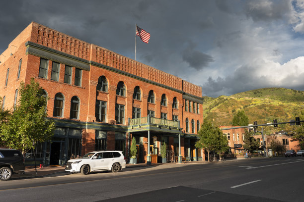阿斯彭是科罗拉多州历史悠久的度假小镇，市中心主街上有零售商店和餐馆图片下载