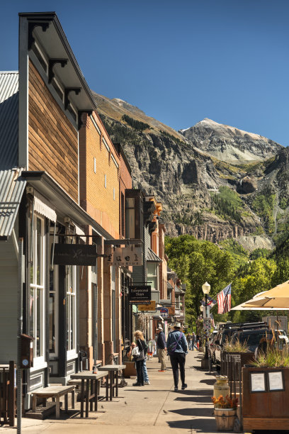 科罗拉多州历史悠久的老矿业小镇特柳赖德大街上的商店和建筑图片下载