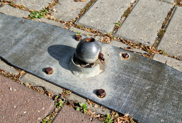 汽车或小货车后面的可上锁的拖车停车场。将牵引装置的末端附在倾卸桩上，贴在路面上。一辆拖车，一辆卡车篷布和一具有侧面的普通尸体图片下载