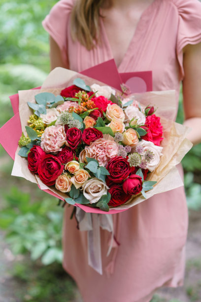 美丽的花束与花园玫瑰花在女人的手中。花店概念。美丽新鲜的花束。鲜花交付图片下载