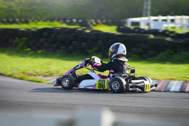 在跑道上开卡丁车图片下载