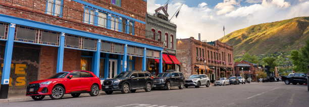 阿斯彭是科罗拉多州历史悠久的度假小镇，零售商店和餐馆在市中心的主街全景图片下载