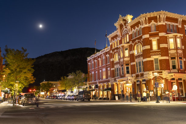 科罗拉多州历史悠久的老矿业小镇杜兰戈大街上的商店和建筑物的夜晚图片下载