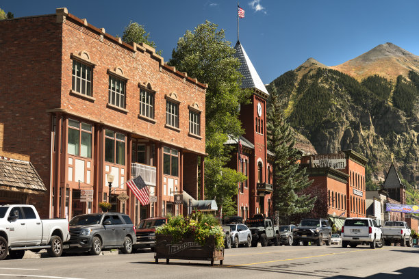 科罗拉多州历史悠久的老矿业小镇特柳赖德大街上的商店和建筑图片下载