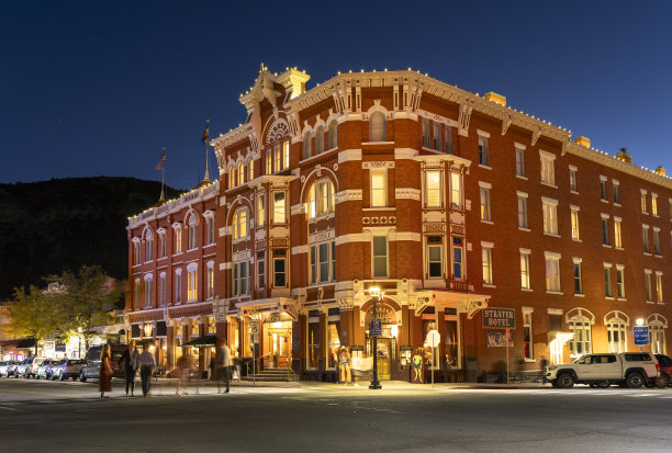 科罗拉多州历史悠久的老矿业小镇杜兰戈大街上的商店和建筑物的夜晚图片下载