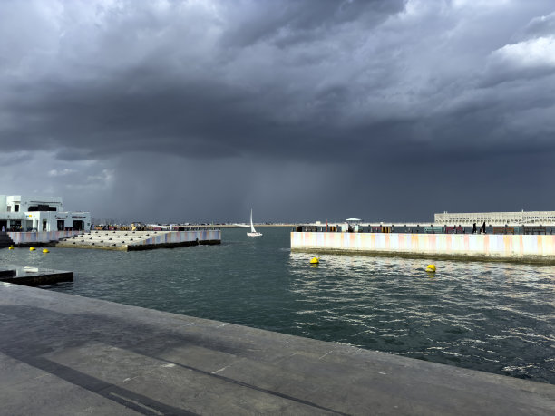 旧多哈港口在下雨时被称为米娜区图片下载