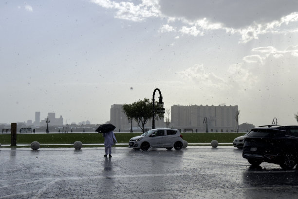 旧多哈港口在下雨时被称为米娜区图片下载