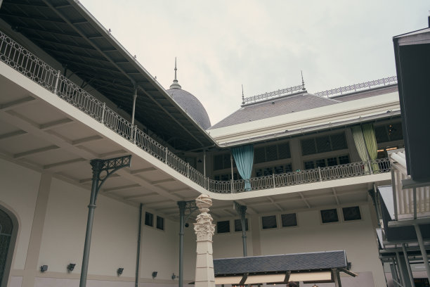 多云的天气里，葡萄牙波尔图的bolhao市场的建筑细节图片下载