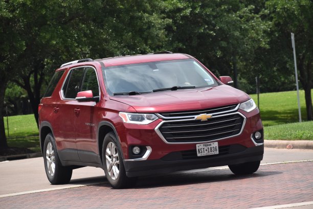 一辆红色雪佛兰Blazer运动型多用途车在自然保护区附近行驶图片下载