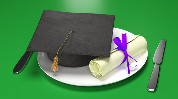 一堆美元上的学位帽。图片下载