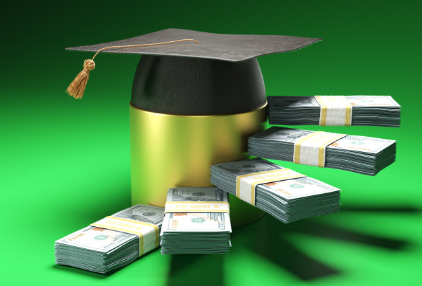 一堆美元上的学位帽。图片下载