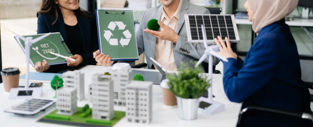 业务团队人员在办公室会议室规划和讨论回收减少再利用政策符号。绿色商业公司和太阳能公司。图片下载