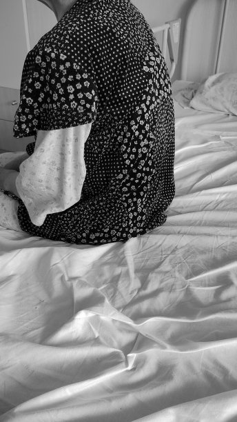 坐在病床上的年长女性图片下载