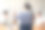 一位教师教授在教室里给学生讲课的背影。图片下载