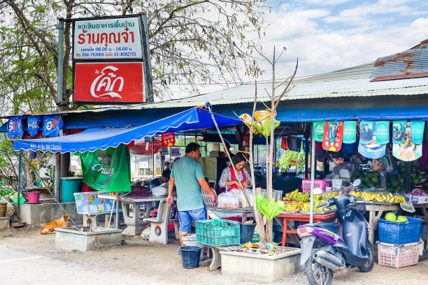 泰国当地一家名为Khun Ja的复古餐厅，出售泰国海鲜和纪念品，照片是在白天拍摄的。图为当地一家著名的新闻商店。图片下载