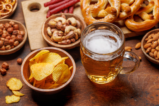 各式各样的啤酒摊:各种各样的点心选择图片下载