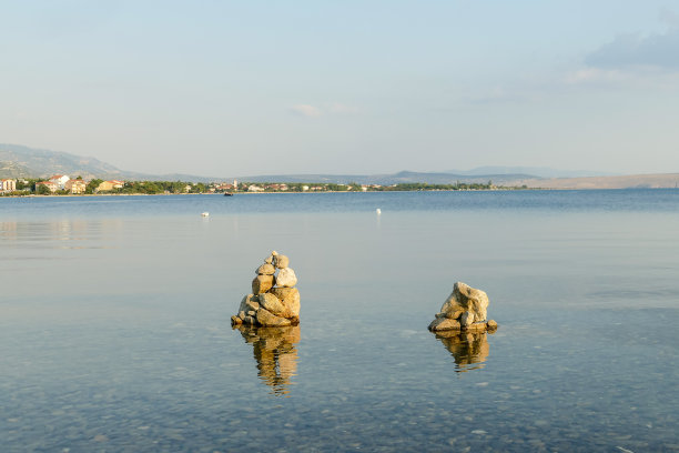 石头在水中，数码照片的图片作为背景图片下载