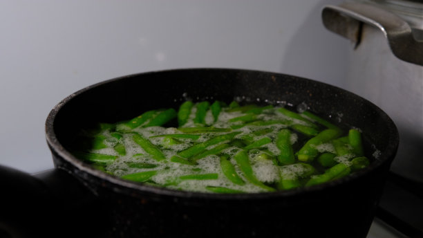 锅中沸水蒸煮青豆特写图片下载