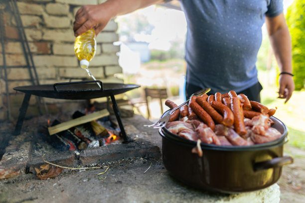 红色的火焰从一棵树的切割，深灰色的煤在一个金属火盆。木柴在火盆里燃烧着明黄色的火焰。火焰准备烧烤满足库存照片…没有人，拷贝空间图片下载