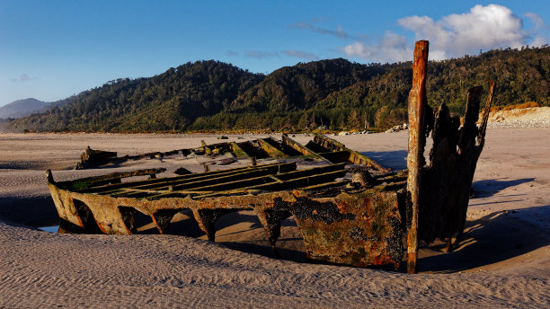 新西兰布勒区莫基希努伊海滩上的S.S.劳伦斯号沉船。图片下载