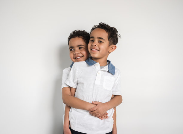 六岁的非裔美国双胞胎男孩嬉闹微笑的照片图片下载