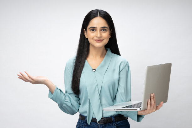 有吸引力的漂亮的商务女士的照片在正装孤立的白色背景股票照片图片下载