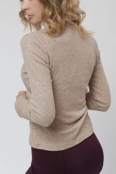 工作室照片的女模特穿着基本舒适的针织米色衬衫，秋冬时装系列图片下载