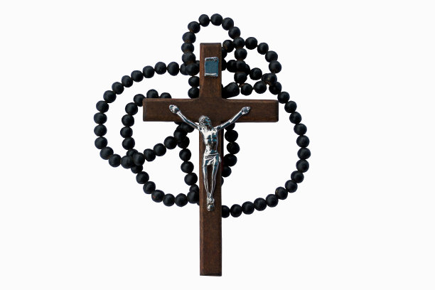孤立的十字架和念珠在白色的背景。天主教徒崇拜十字架，并向圣母玛利亚诵念玫瑰经。柔和和选择性聚焦。图片下载