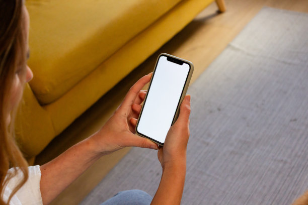 一个女人的手拿着一个空白屏幕的智能手机的模拟图像图片下载